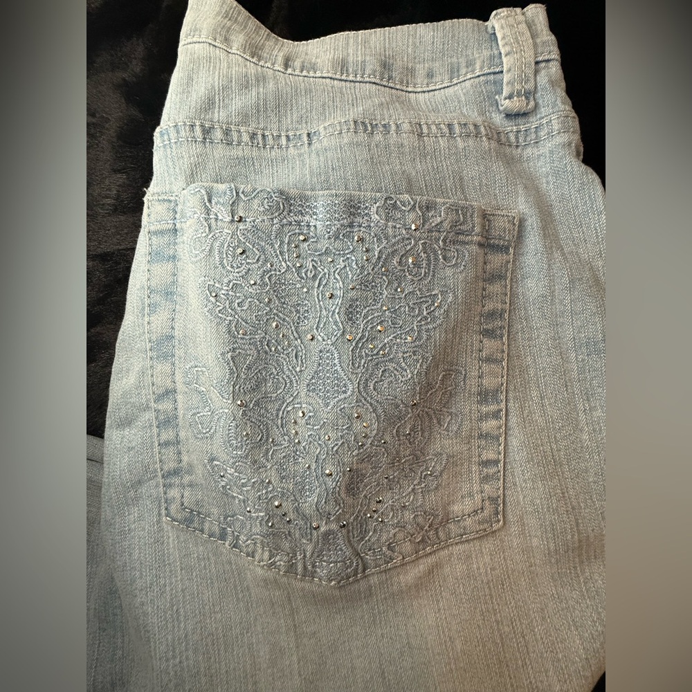 EUC Gloria Vanderbilt Amanda All-Around Slimming Effect Embellished Crop Jeans - Picture 2 of 9
